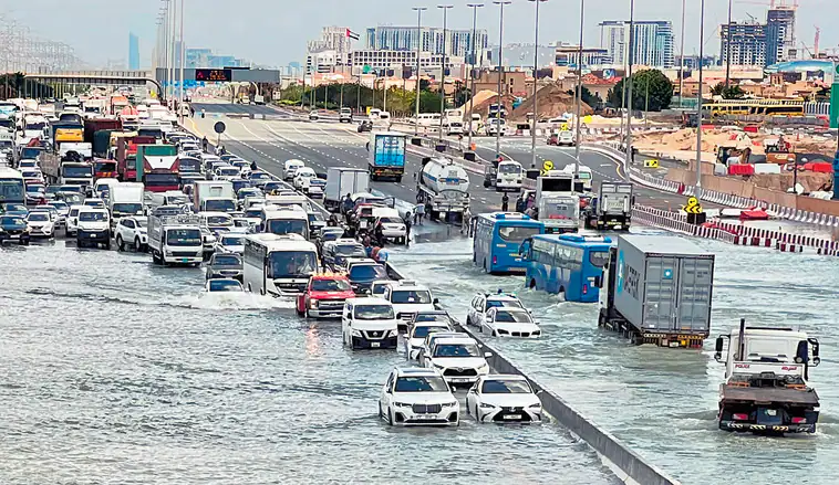 Diluvio en el desierto de Dubái